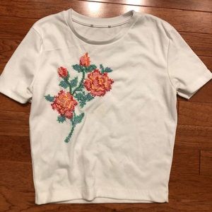 URBAN OUTFITTERS FLOWER EMBROIDERY TOP💓